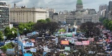 La gente en la calle, Milei en Estados Unidos y sus diputados escondidos tras las cortinas