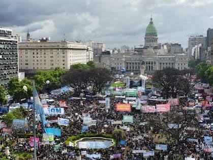 La gente en la calle, Milei en Estados Unidos y sus diputados escondidos tras las cortinas