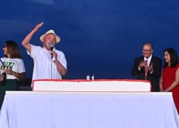 Lula critica huida de Flávio Bolsonaro a EEUU y afirma que «dejar el país es vergonzoso»