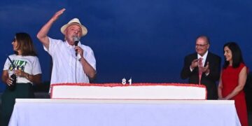 Lula critica huida de Flávio Bolsonaro a EEUU y afirma que «dejar el país es vergonzoso»