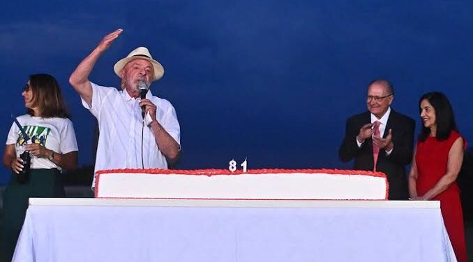 Lula critica huida de Flávio Bolsonaro a EEUU y afirma que «dejar el país es vergonzoso»