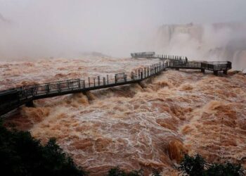 Impresionante crecida del río Iguazú: cerraron varios circuitos de las Cataratas por seguridad