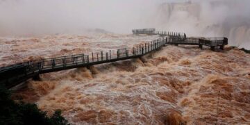 Impresionante crecida del río Iguazú: cerraron varios circuitos de las Cataratas por seguridad