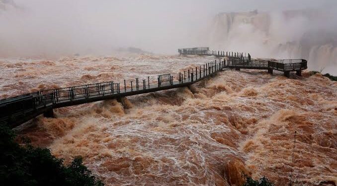 Impresionante crecida del río Iguazú: cerraron varios circuitos de las Cataratas por seguridad