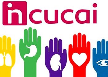En Argentina rige la Ley 27.447, conocida como Ley Justina, que establece que todas las personas mayores de 18 años son donantes de órganos y tejidos al fallecer, a menos que hayan manifestado su voluntad contraria en vida. Esta legislación, reglamentada en 2018, resalta la importancia de comunicar la decisión a familiares y amigos o registrarla en el sitio web del INCUCAI. Según cifras oficiales, hasta fines de agosto de este año, un total de 2.551 personas que se encontraban en lista de espera pudieron recibir un trasplante de órganos. Del total de procedimientos, 1.096 fueron trasplantes de córneas, 978 renales, 322 hepáticos y 85 cardíacos, entre otros. Además, se informó que 176 de los pacientes trasplantados eran menores de 18 años. OTRAS NOTICIAS: Gaiman Nuevo foto El Valle Online Investigan el hallazgo de un cuerpo en el patio de un jardín de infantes en Gaiman Cada 14 de octubre se conmemora el Día Mundial de la Donación de Órganos, Tejidos y Trasplantes, una fecha destinada a recordar la importancia de este gesto para salvar o mejorar la calidad de vida de otras personas. El trasplante es un procedimiento que ofrece una segunda oportunidad cuando no existen otras alternativas médicas disponibles. La donación es considerada un acto altruista y solidario que no solo transforma la vida de quien recibe el órgano, sino que también representa una oportunidad para hasta siete personas por cada donante. Este proceso depende de la participación activa de la comunidad, lo que convierte a la donación en una problemática tanto médica como social que requiere del compromiso de todos. OTRAS NOTICIAS: Grooming Detuvieron en Buenos Aires a un hombre acusado de grooming contra una niña de Puerto Madryn Por otra parte, la donación puede realizarse de dos maneras principales: a través de donantes fallecidos con muerte cerebral, que constituye la mayoría de los casos, o mediante donantes vivos. Estos últimos pueden donar un riñón o una parte del hígado, aunque su porcentaje es muy reducido debido a los estrictos requisitos, como la relación sanguínea o la necesidad de autorizaciones judiciales.