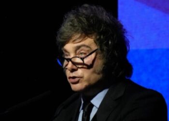 Envalentonado por  fallo judicial, Milei insultó y amenazó a periodistas
