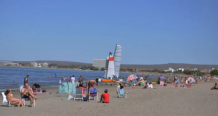 Puerto Madryn aclaró que no está prohibido ingresar al mar