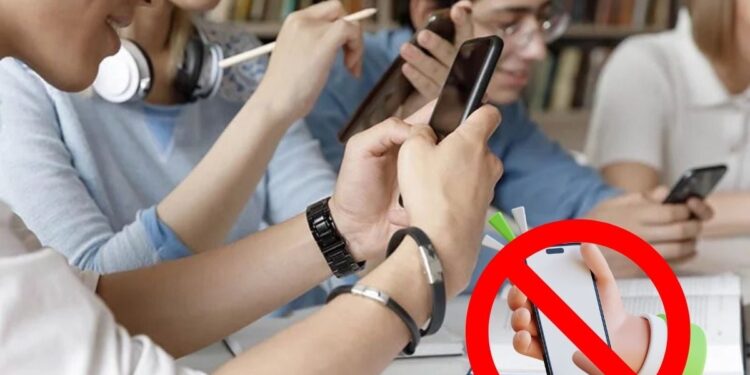 Prohíben el uso de celulares en escuelas secundarias de la provincia de Buenos Aires